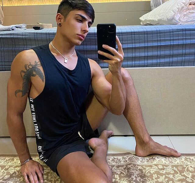 Ragazzo romantico cerca un uomo maturo per una relazione seria.